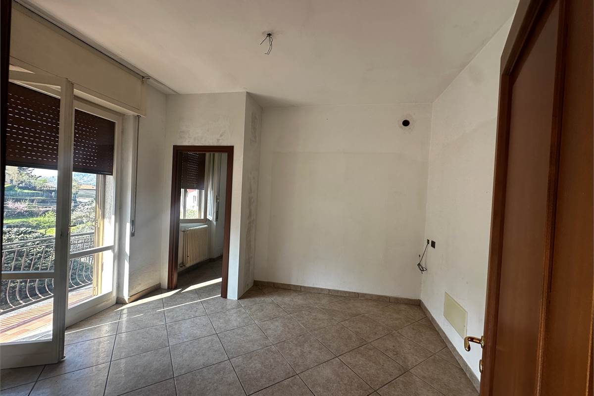 PONTELAMBRO : CASA SINGOLA CON GIARDINO