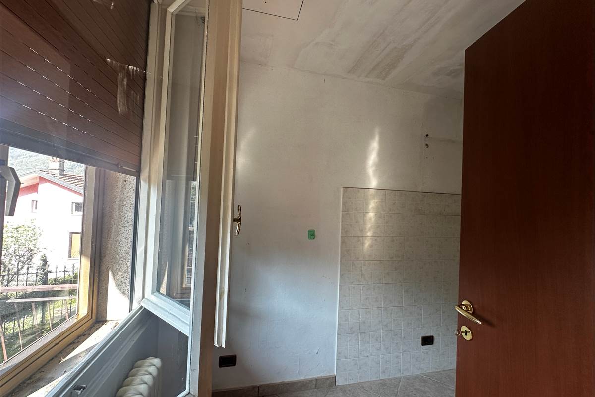 PONTELAMBRO : CASA SINGOLA CON GIARDINO