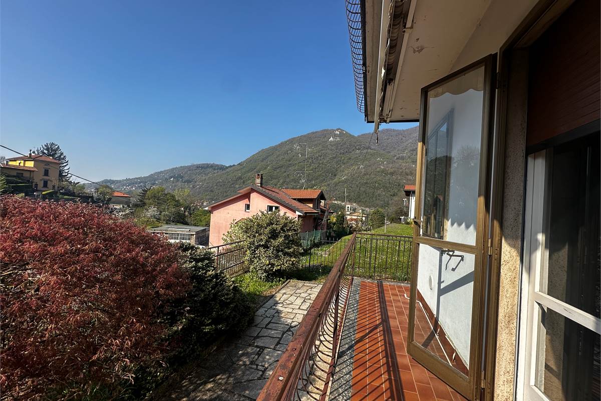 PONTELAMBRO : CASA SINGOLA CON GIARDINO