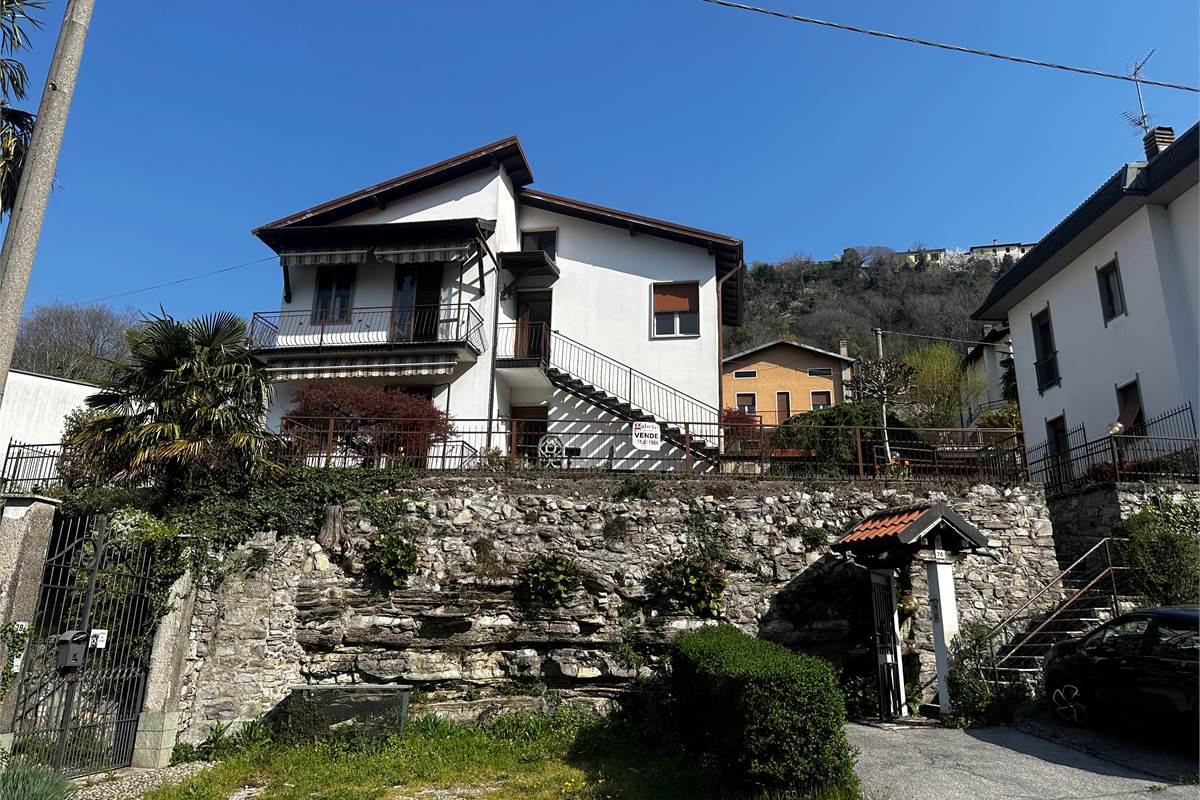 PONTELAMBRO : CASA SINGOLA CON GIARDINO