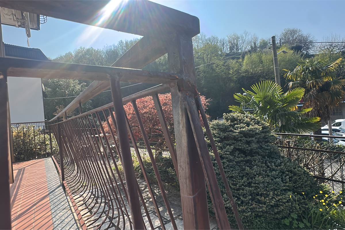 PONTELAMBRO : CASA SINGOLA CON GIARDINO