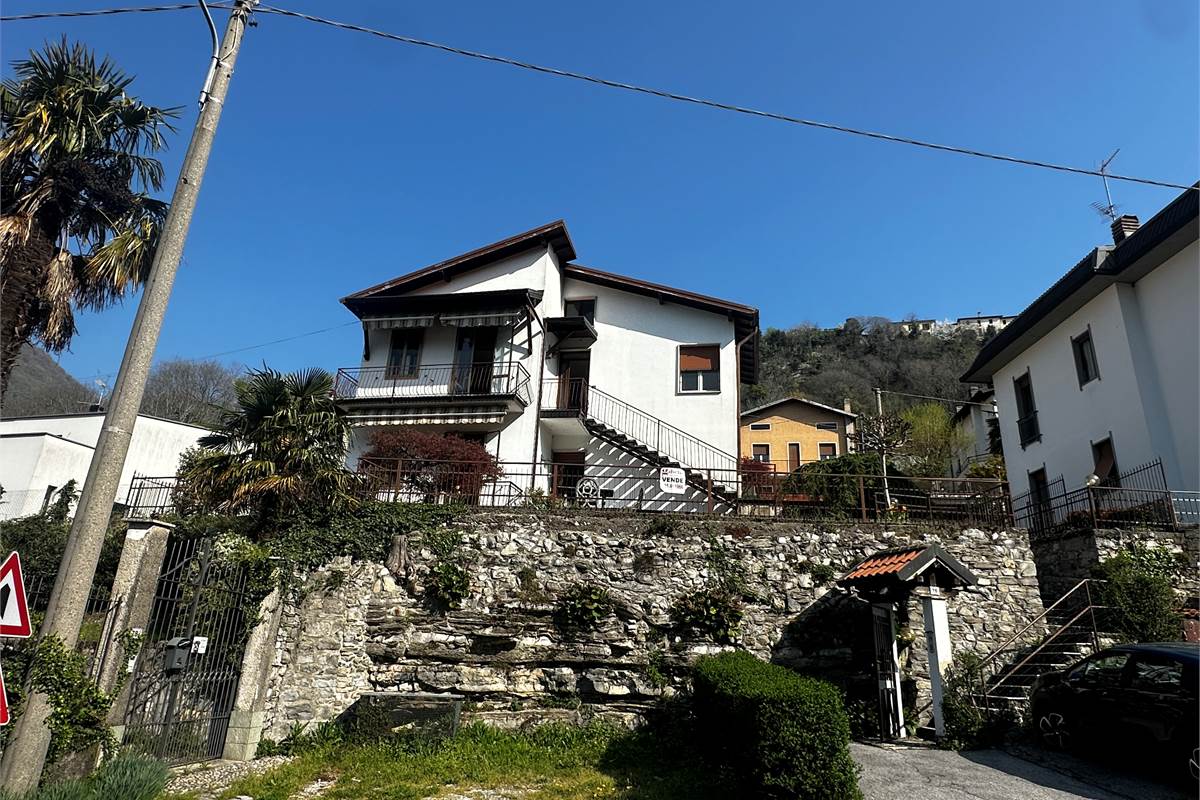 PONTELAMBRO : CASA SINGOLA CON GIARDINO
