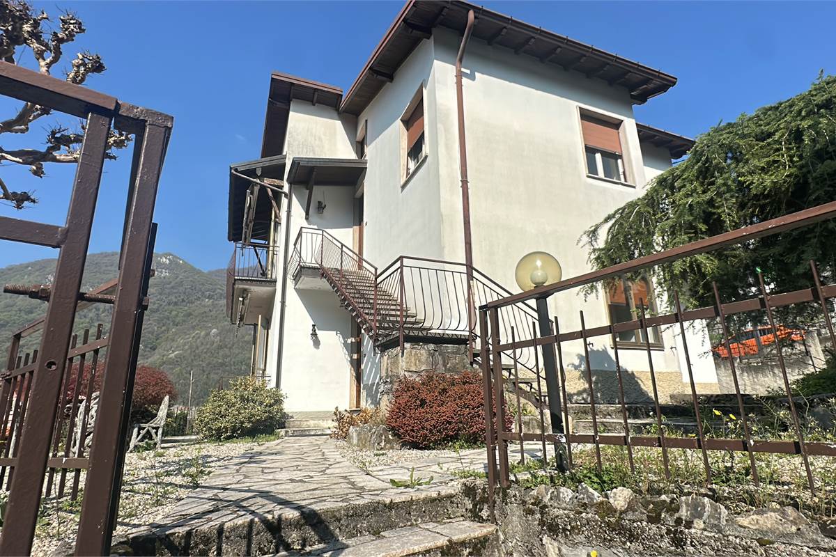 PONTELAMBRO : CASA SINGOLA CON GIARDINO