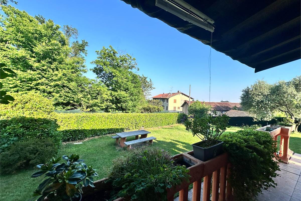 Cantu':casetta singola con giardino