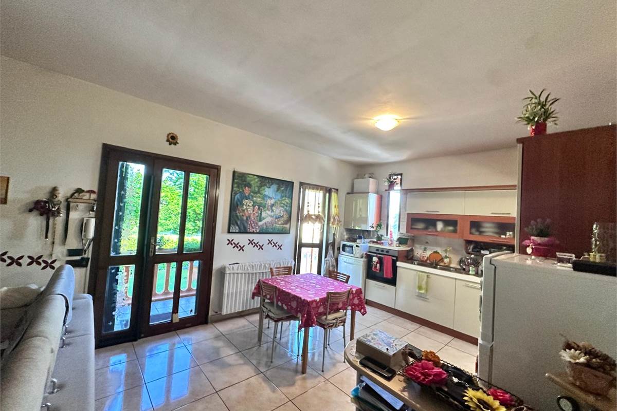 Cantu':casetta singola con giardino