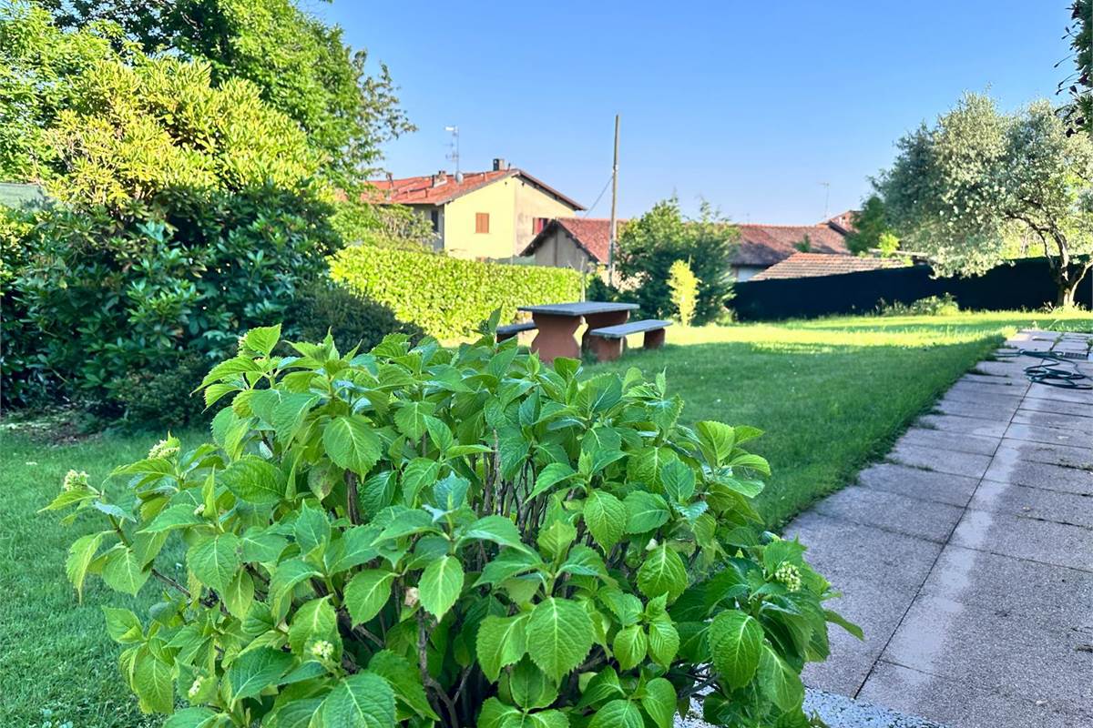 Cantu':casetta singola con giardino