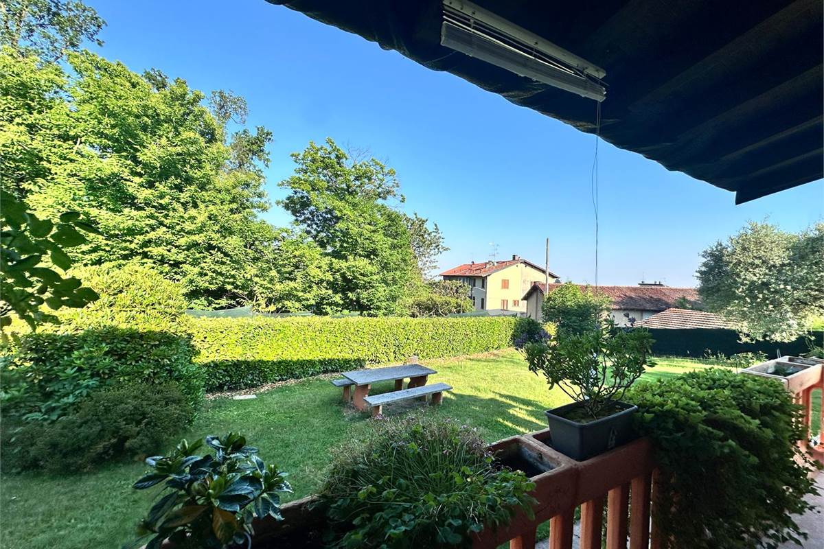 Cantu':casetta singola con giardino