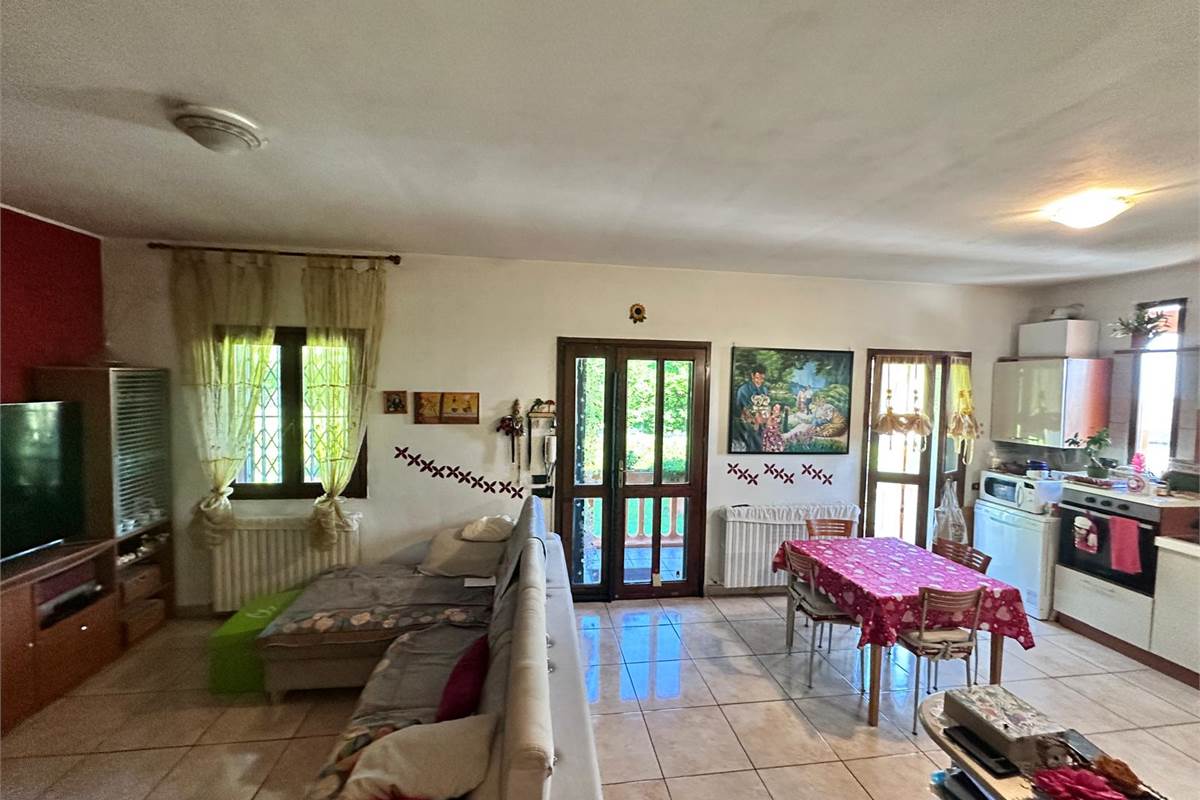 Cantu':casetta singola con giardino