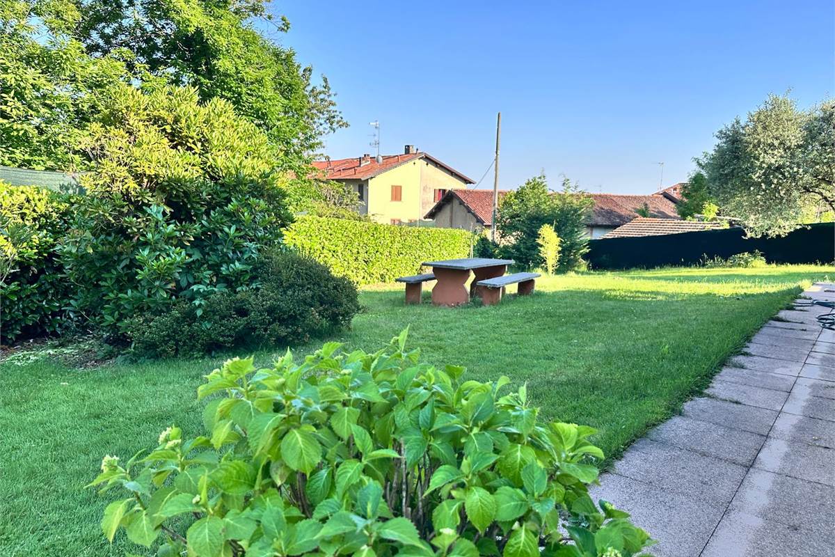Cantu':casetta singola con giardino