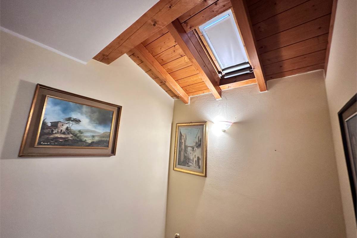 ALBAVILLA:PORZIONE DI VILLA CON GIARDINO