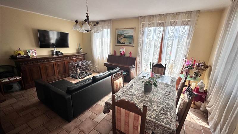 ALBAVILLA:PORZIONE DI VILLA CON GIARDINO