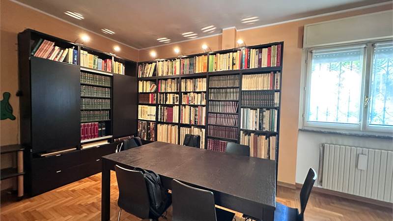 ERBA:ELEGANTE APPARTAMENTO  INDIPENDENTE