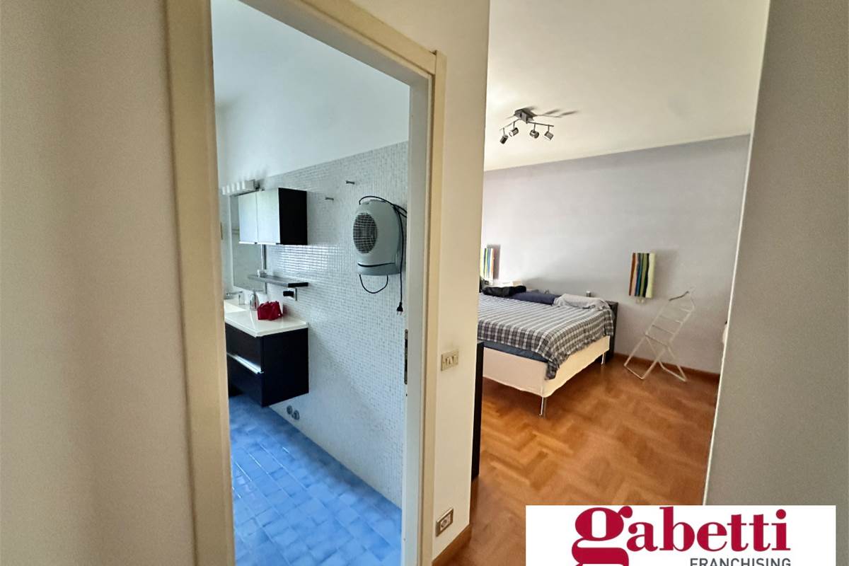ERBA:ELEGANTE APPARTAMENTO  INDIPENDENTE