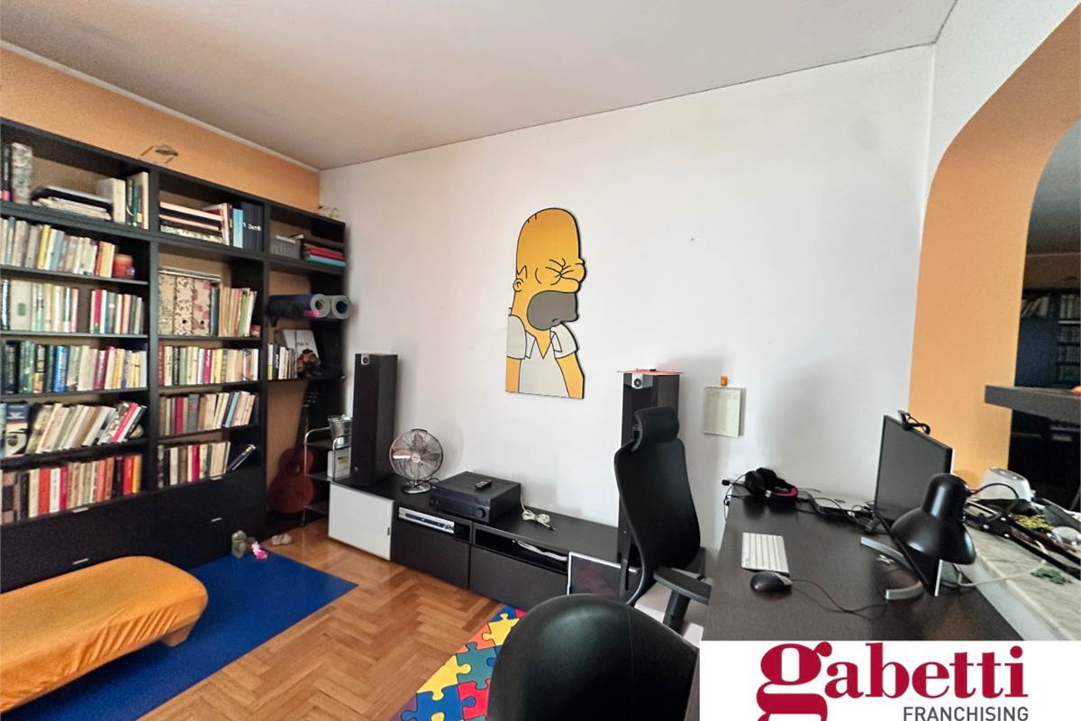 ERBA:ELEGANTE APPARTAMENTO  INDIPENDENTE