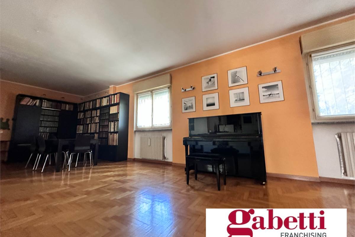 ERBA:ELEGANTE APPARTAMENTO  INDIPENDENTE