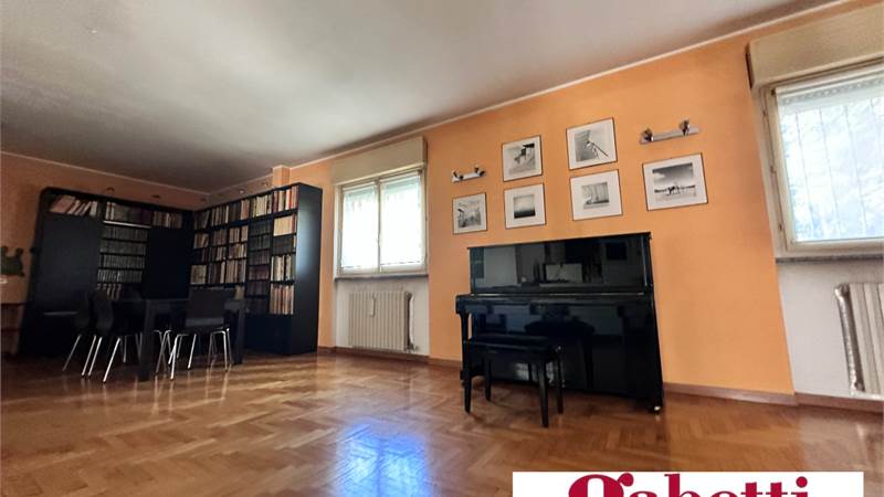 ERBA:ELEGANTE APPARTAMENTO  INDIPENDENTE