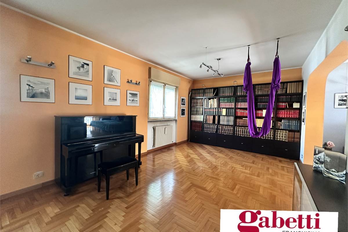 ERBA:ELEGANTE APPARTAMENTO  INDIPENDENTE