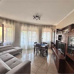 ERBA CENTRO: TRILOCALE CON BALCONE