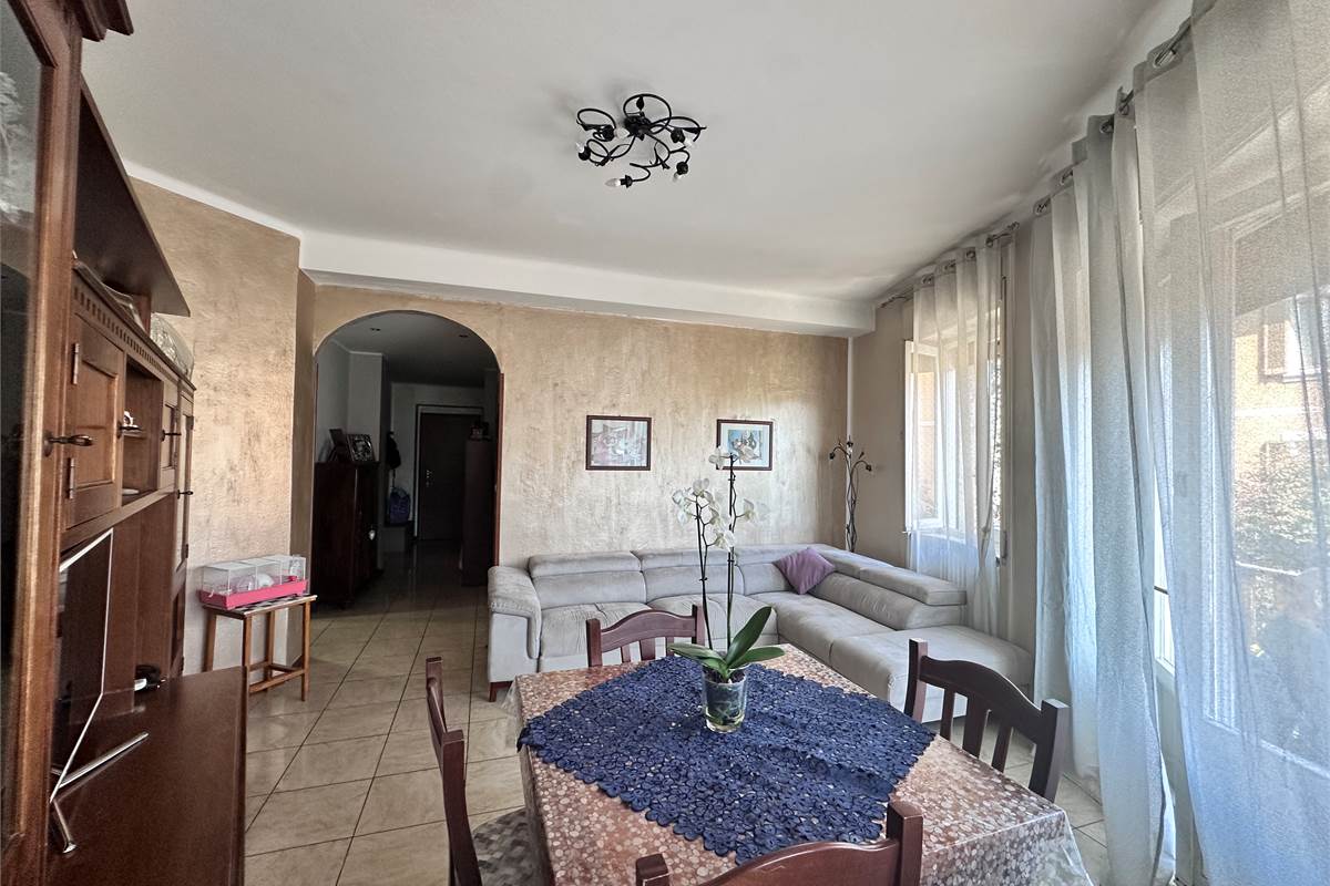 ERBA CENTRO: TRILOCALE CON BALCONE