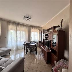 ERBA CENTRO: TRILOCALE CON BALCONE