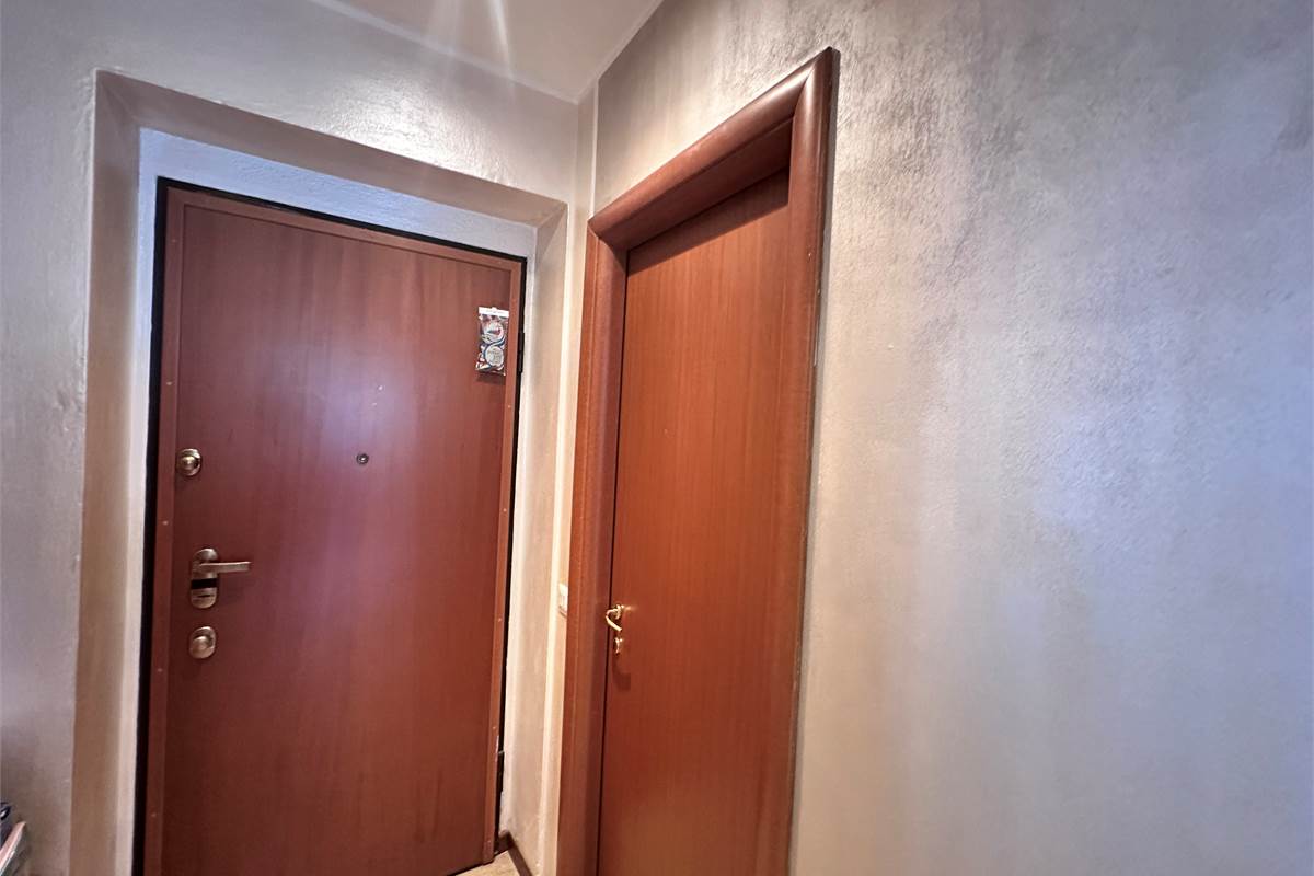 ERBA CENTRO: TRILOCALE CON BALCONE
