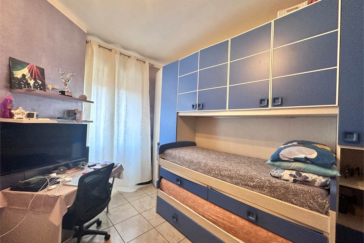 ERBA CENTRO: TRILOCALE CON BALCONE