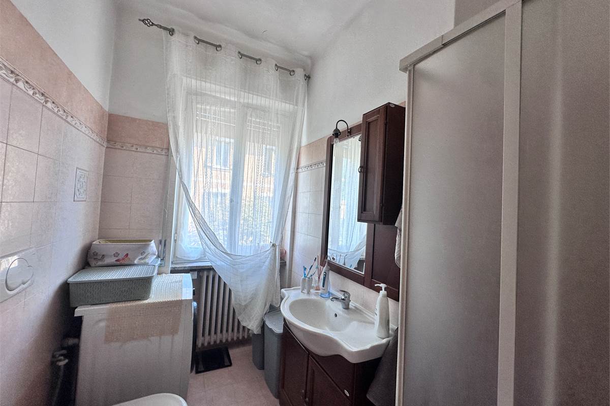 ERBA CENTRO: TRILOCALE CON BALCONE