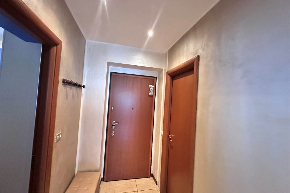 ERBA CENTRO: TRILOCALE CON BALCONE