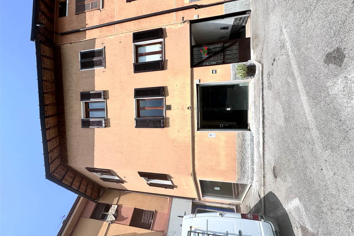 ERBA:APPARTAMENTO CON TERRAZZO E BALCONE