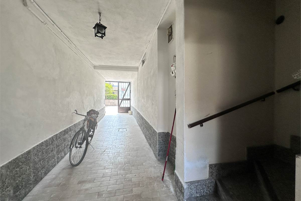 ERBA:APPARTAMENTO CON TERRAZZO E BALCONE