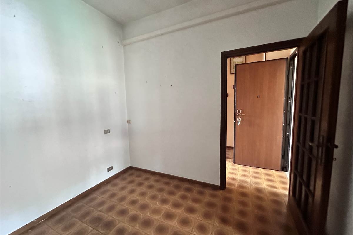 ERBA:PORZIONE DI CASA CON 2 APPART/NEGOZIO