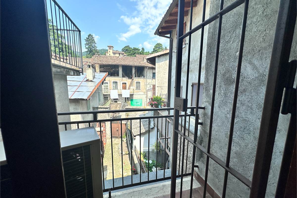 ERBA:PORZIONE DI CASA CON 2 APPART/NEGOZIO