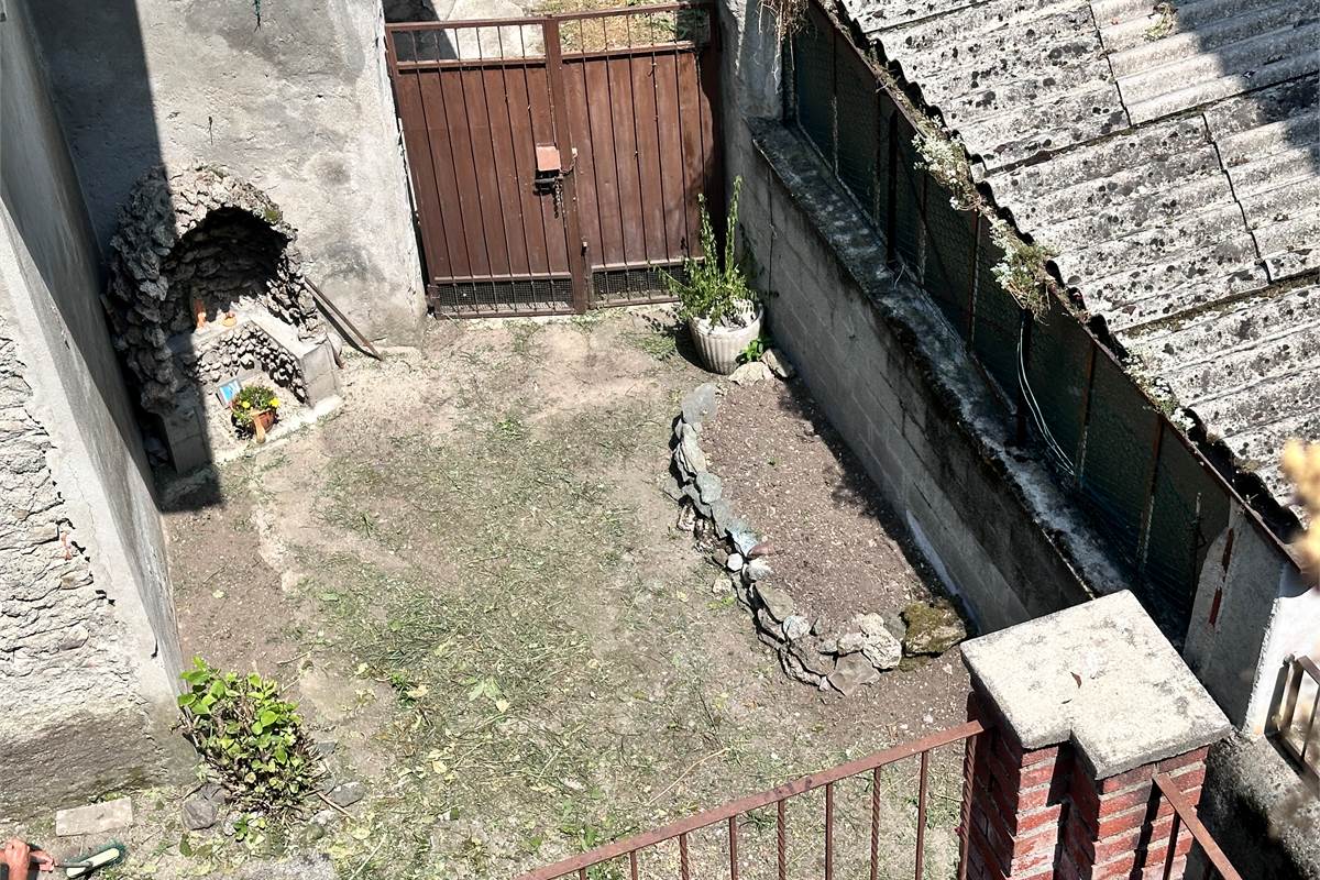 ERBA:PORZIONE DI CASA CON 2 APPART/NEGOZIO