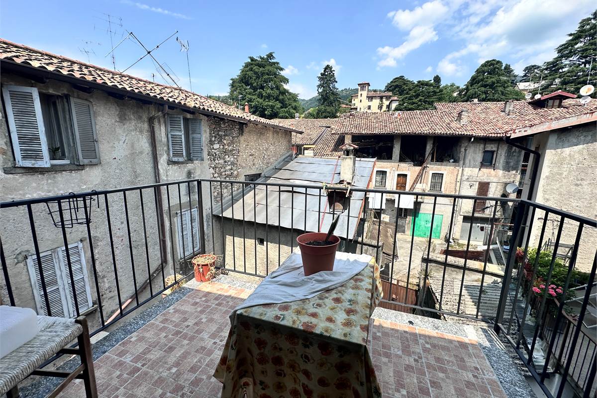 ERBA:PORZIONE DI CASA CON 2 APPART/NEGOZIO