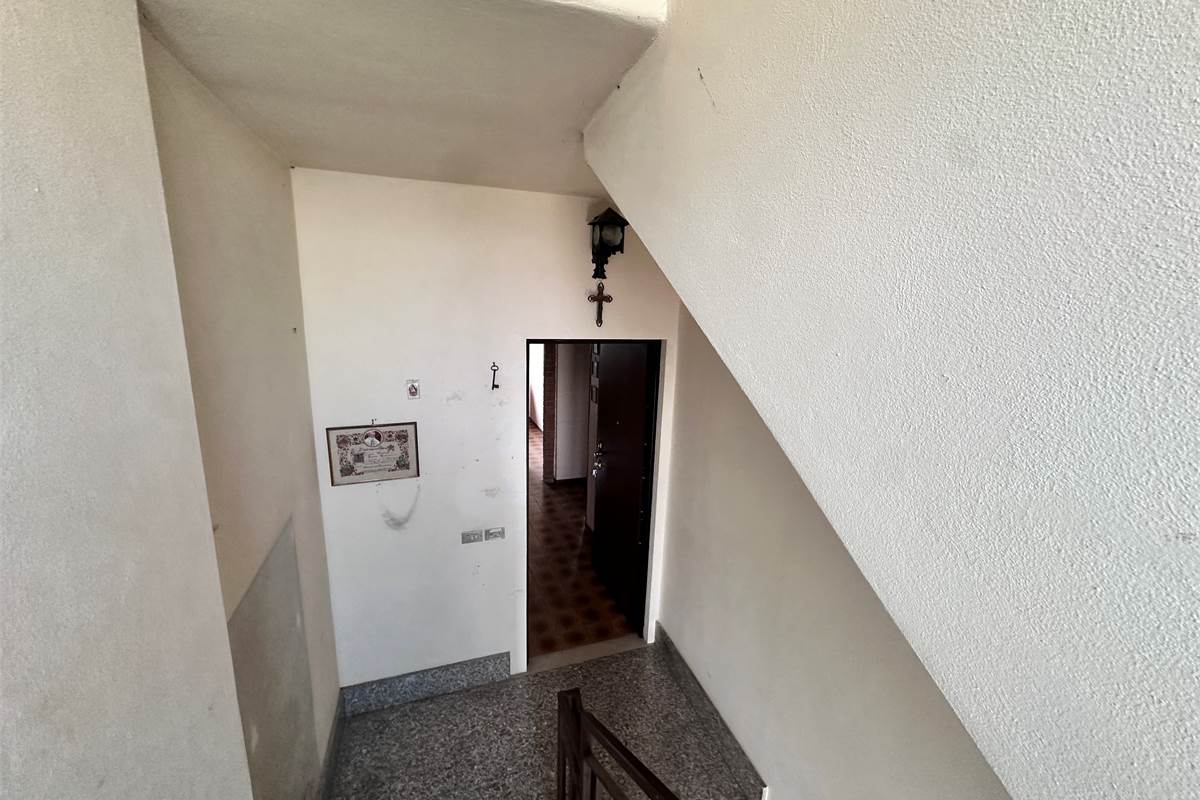 ERBA:PORZIONE DI CASA CON 2 APPART/NEGOZIO