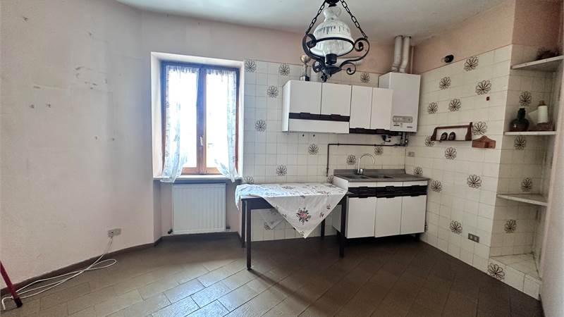 ERBA:PORZIONE DI CASA CON 2 APPART/NEGOZIO