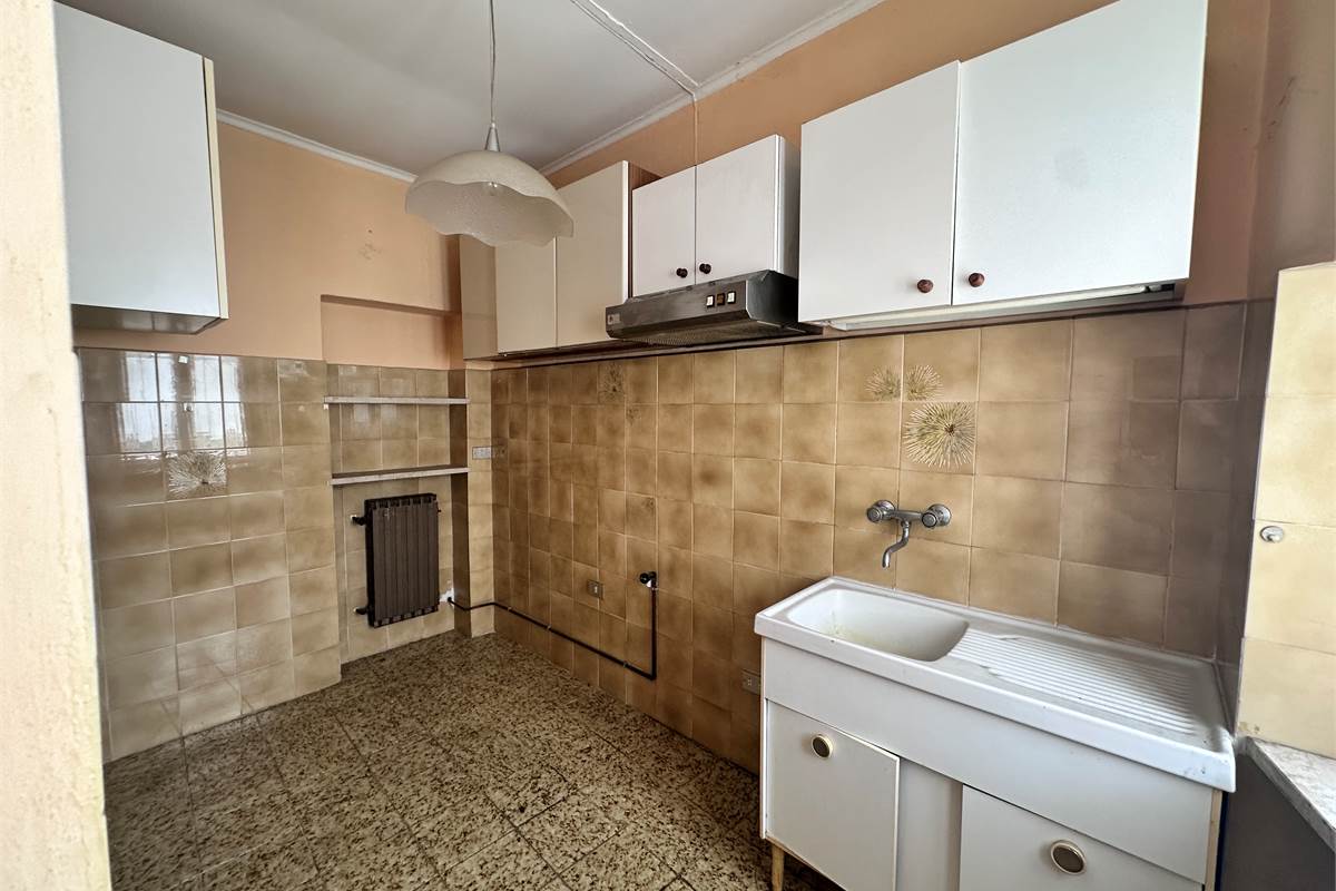 ERBA:PORZIONE DI CASA CON 2 APPART/NEGOZIO