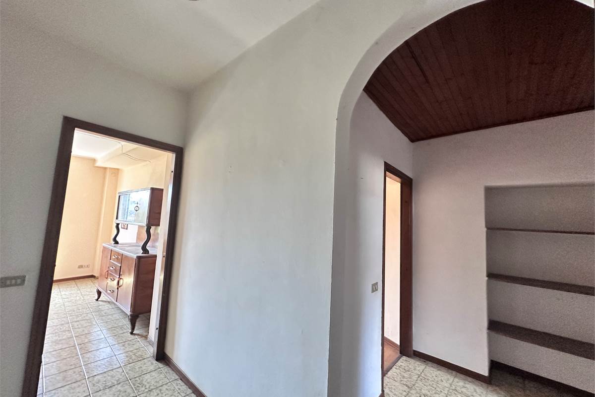 ERBA:PORZIONE DI CASA CON 2 APPART/NEGOZIO