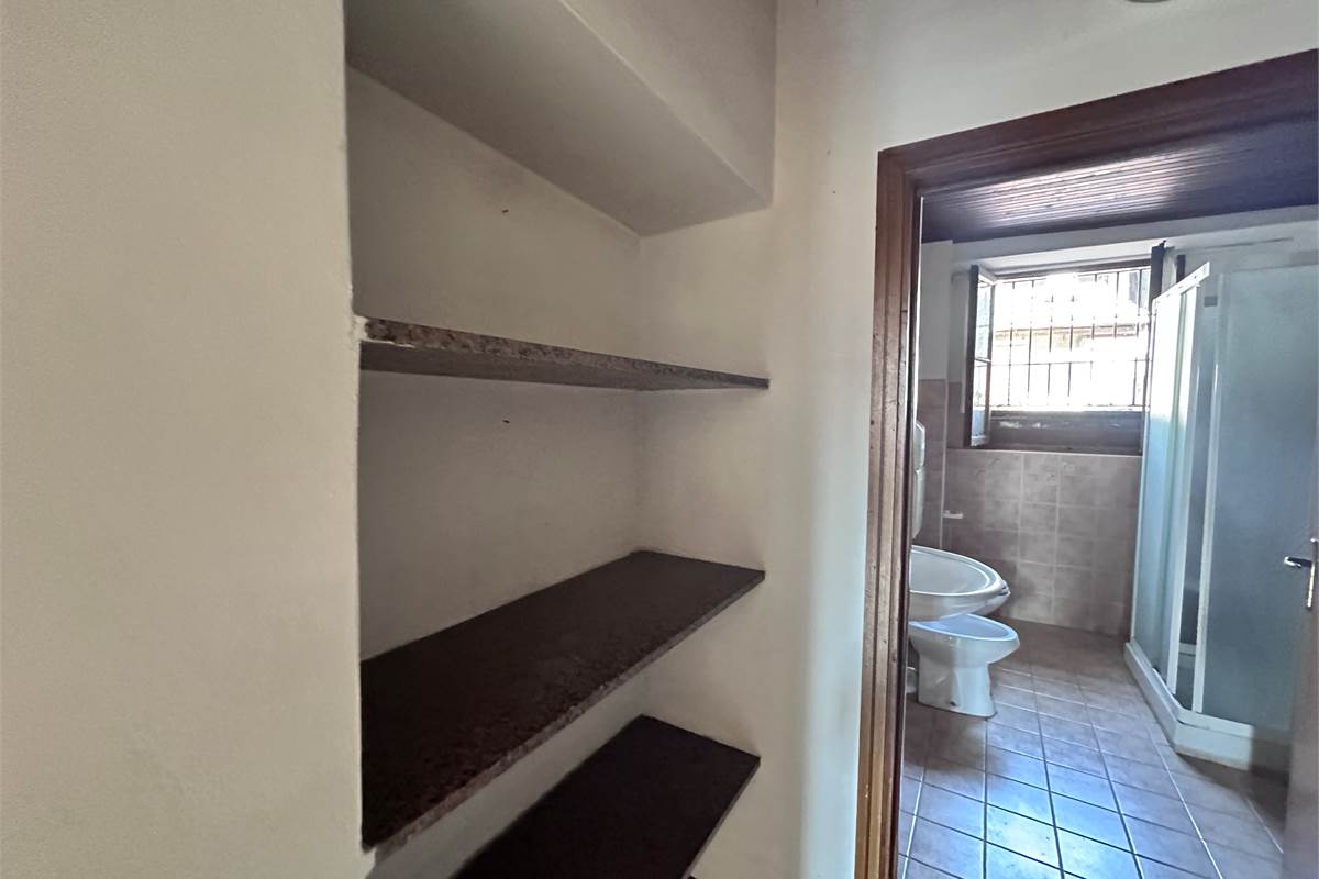 ERBA:PORZIONE DI CASA CON 2 APPART/NEGOZIO