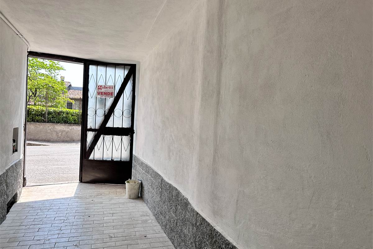 ERBA:PORZIONE DI CASA CON 2 APPART/NEGOZIO