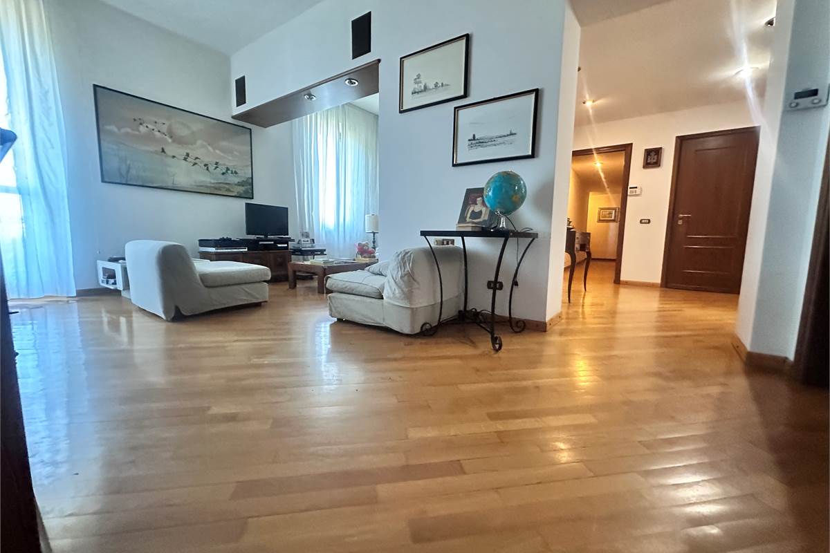 ERBA.ELEGANTE ABITAZIONE CON TERRAZZO PANORAMICO