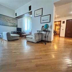 ERBA.ELEGANTE ABITAZIONE CON TERRAZZO PANORAMICO