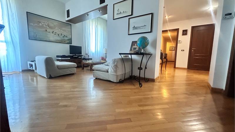 ERBA.ELEGANTE ABITAZIONE CON TERRAZZO PANORAMICO