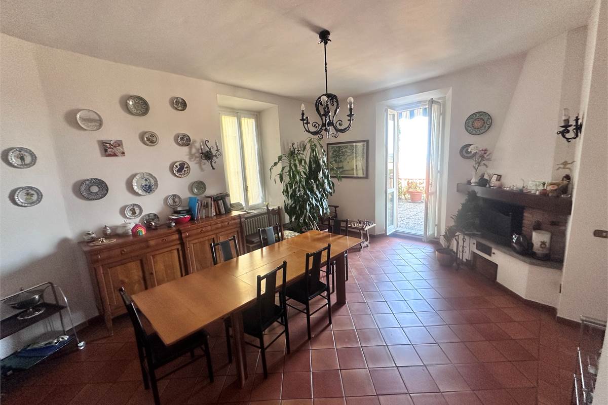 ERBA.ELEGANTE ABITAZIONE CON TERRAZZO PANORAMICO