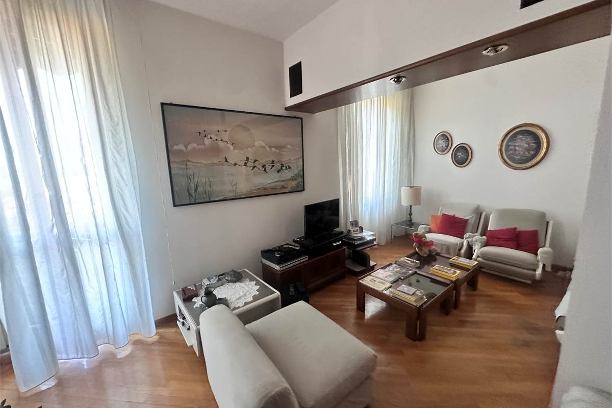 ERBA.ELEGANTE ABITAZIONE CON TERRAZZO PANORAMICO