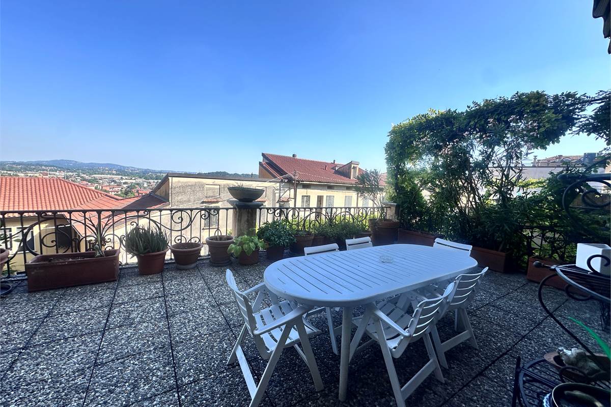 ERBA.ELEGANTE ABITAZIONE CON TERRAZZO PANORAMICO