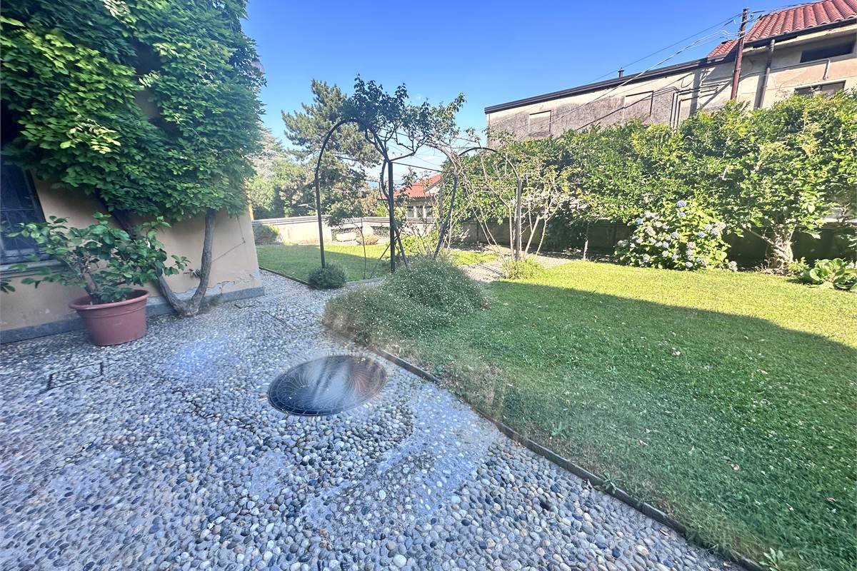 ERBA.ELEGANTE ABITAZIONE CON TERRAZZO PANORAMICO