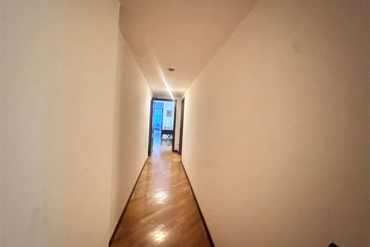 ERBA.ELEGANTE ABITAZIONE CON TERRAZZO PANORAMICO
