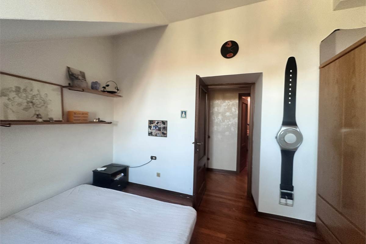ERBA.ELEGANTE ABITAZIONE CON TERRAZZO PANORAMICO