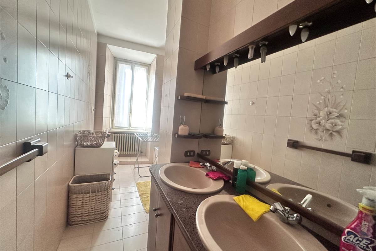 ERBA.ELEGANTE ABITAZIONE CON TERRAZZO PANORAMICO